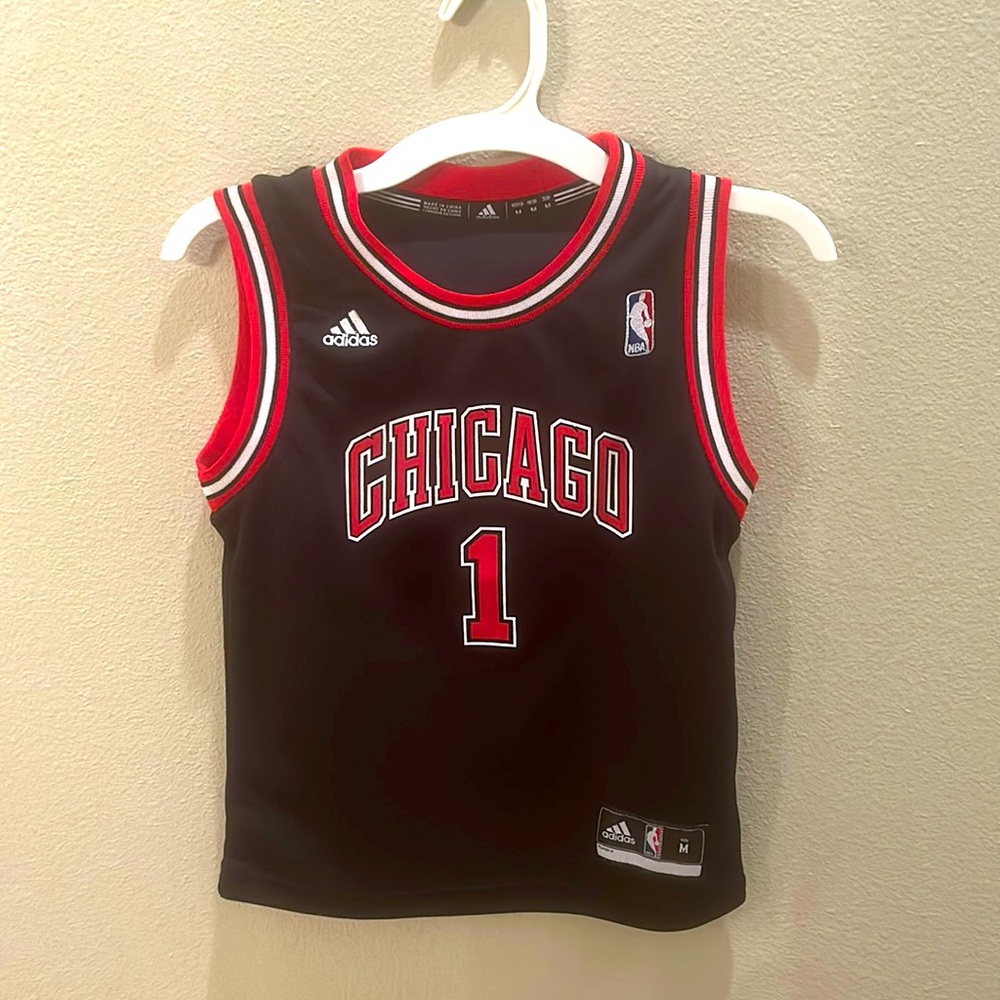 Boys medium Chicago bulls jersey 🤗